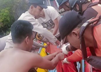 Proses evakuasi korban tenggelam di anak Sungai Mahakam, RT 16 Desa Muara Kaman Ulu (Seberang), Kecamatan Muara Kaman, Kabupaten Kutai Kartanegara