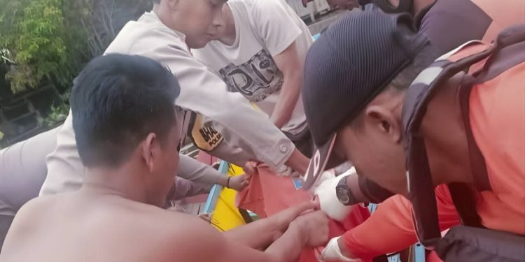 Proses evakuasi korban tenggelam di anak Sungai Mahakam, RT 16 Desa Muara Kaman Ulu (Seberang), Kecamatan Muara Kaman, Kabupaten Kutai Kartanegara