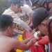 Proses evakuasi korban tenggelam di anak Sungai Mahakam, RT 16 Desa Muara Kaman Ulu (Seberang), Kecamatan Muara Kaman, Kabupaten Kutai Kartanegara