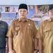 Kepala Desa Sangkima, Muhamad Alwi (tengah)