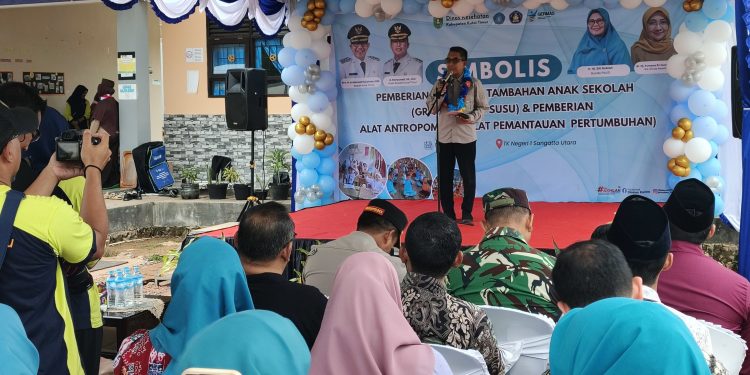 Bupati Kutai Timur Ardiansyah Sulaiman membuka kegiatan simbolis pemberian susu gratis tambahan anak sekolah dan pemberian alat antropometri di TK Negeri 1 Sangatta, Jum'at (13/2/2026).