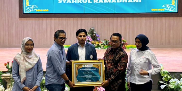 Wakil Bupati Kutai Timur Mahyunadi bersama pihak perusahan memyerahkan penerimah beasiswa