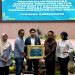 Wakil Bupati Kutai Timur Mahyunadi bersama pihak perusahan memyerahkan penerimah beasiswa