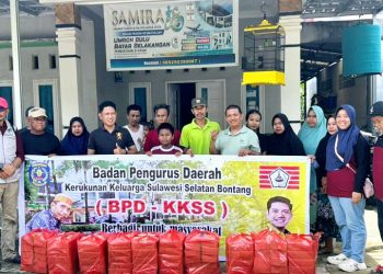 Pengurus Kerukunan Keluarga Sulawesi Selatan (KKSS) Bontang distribusi bantuan ke lokasi banjir