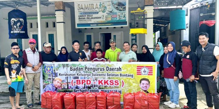 Pengurus Kerukunan Keluarga Sulawesi Selatan (KKSS) Bontang distribusi bantuan ke lokasi banjir