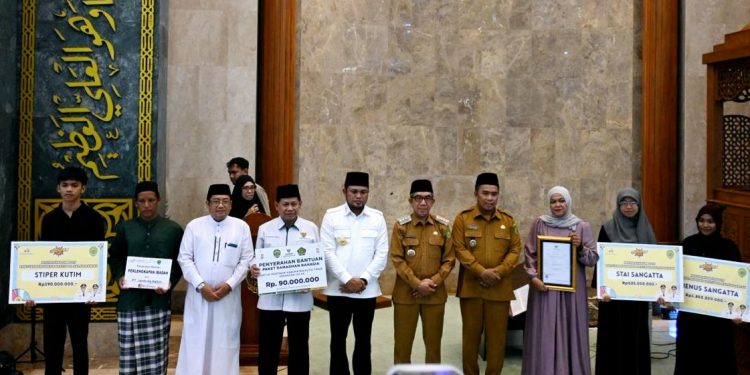 Gubernur Kaltim serahkan bantuan dalam safari ramadhan