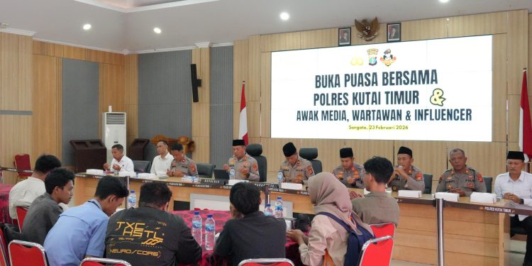 Polres Kutai Timur menggelar acara buka puasa bersama awak media dan influencer di Auditorium Polres Kutim, Senin (23/2/2026).