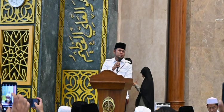 Gubernur Kaltim, Rudy Mas'ud memberikan Bantuan saat safari Ramadhan di mesjid agung Al-faruq Kutai Timur (Ist)