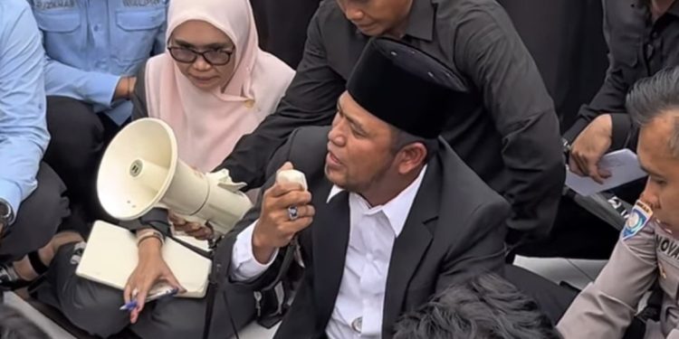 Gubernur Rudy Mas’ud menemui mahasiswa dalam aksi di depan Kantor Gubernur Kaltim, Samarinda, Senin (23/2/2026).