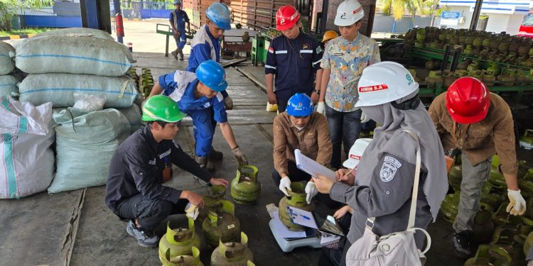 Tim Disperindag Kutim memeriksa puluhan tabung gas 3 kg. Pengujian dilakukan untuk memastikan berat bersih LPG memenuhi ketentuan metrologi legal. (Istimewa)