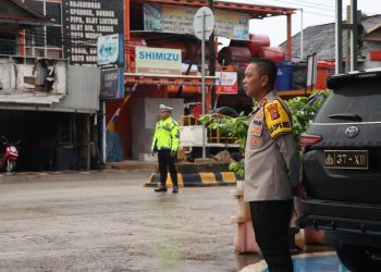Kapolres Kutai Timur, AKBP Fauzan Arianto melakukan pengecekan langsung terhadap pelaksanaan pengaturan lalu lintas pagi atau Commander Wish di sejumlah titik di Sangatta, Senin (9/2/2026). (Dok. Polres Kutim)