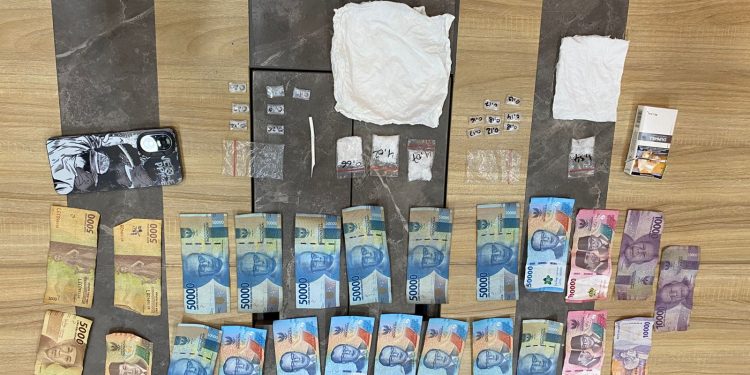 Barang Bukti yang diamankan Polsek Bengalon dalam pengungkapan jaringan Narkotika di Desa Tepian Makmur, Kecamatan Rantau Pulung, Selasa (24/2/2026) siang. (Istimewa)