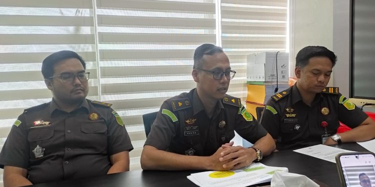Kepala Seksi Tindak Pidana Khusus Kejari Prihanida Dwi Saputra (tengah). (Istimewa)