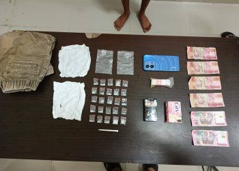 Barang bukti 25 paket sabu, uang Rp600 ribu, ponsel, dan alat takar yang disita Polres Kutai Timur dari AP di Desa Muara Pantun. (Dok. Polres Kutim)