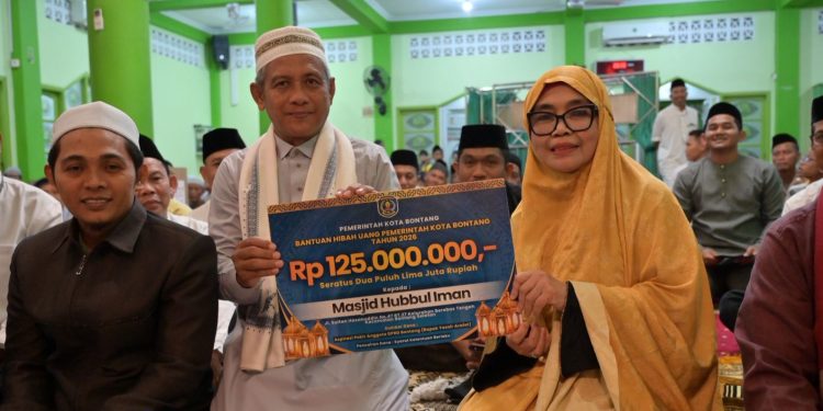 Pemkot Bontang juga menyerahkan bantuan hibah sebesar Rp125 juta kepada pengurus Masjid Hubbul Iman.