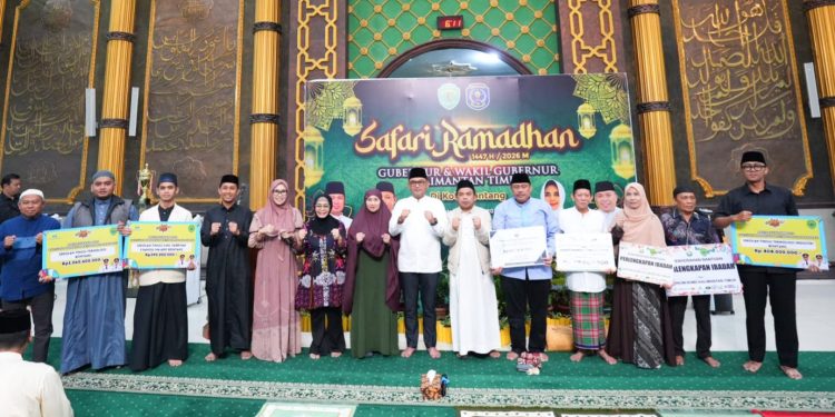 Wagub Kaltim Salat Subuh Berjamaah di Bontang, Serahkan Hibah Rp867 Juta