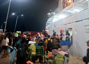 Kondisi para penumpang di Pelabuhan Loktuan beberapa bulan lalu