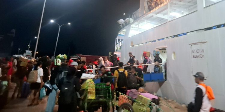 Kondisi para penumpang di Pelabuhan Loktuan beberapa bulan lalu