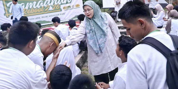 Wakil Ketua DPRD Kota Bontang, Sitti Yara, menyapa para peserta sebelum kegiatan dimulai.