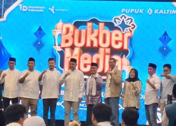 Sekretaris Perusahaan PT Pupuk Kaltim, Anggono Wijaya foto bersama dengan para Ketua Perusahan Media di Bontang
