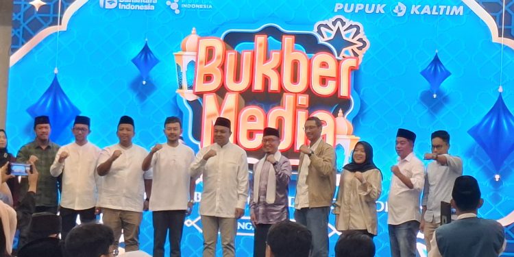 Sekretaris Perusahaan PT Pupuk Kaltim, Anggono Wijaya foto bersama dengan para Ketua Perusahan Media di Bontang