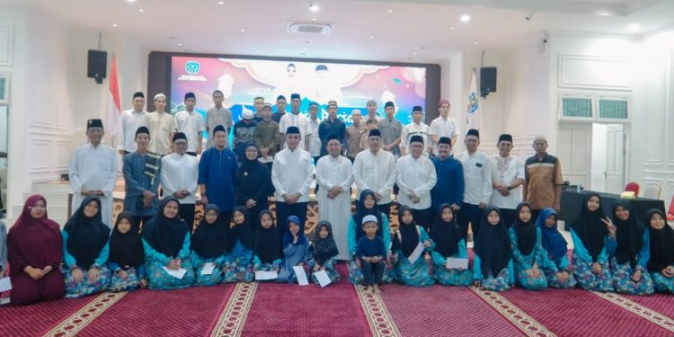 Wali Kota Neni Moerniaeni bersama Wakil Wali Kota Agus Haris menggelar buka puasa bersama 75 anak yatim