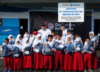 Pupuk Indonesia Group Ikut Bagikan Paket Perlengkapan Sekolah di Gresik dan Bontang