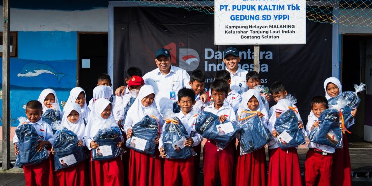 Pupuk Indonesia Group Ikut Bagikan Paket Perlengkapan Sekolah di Gresik dan Bontang