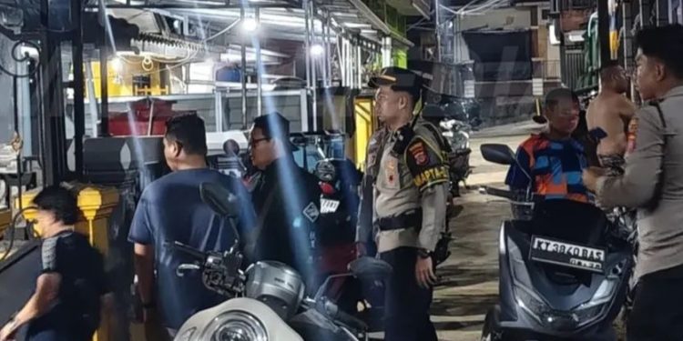 Personel Polresta Samarinda mendatangi lokasi setelah menerima laporan warga melalui call center 112 terkait keributan soal asmara