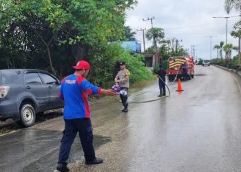 Tumpahan Solar Picu Jalan Licin di Km 65 Long Kali, Petugas Lakukan Penanganan