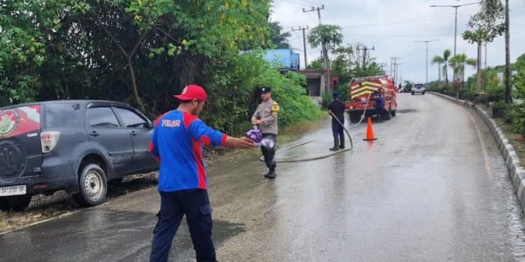 Tumpahan Solar Picu Jalan Licin di Km 65 Long Kali, Petugas Lakukan Penanganan