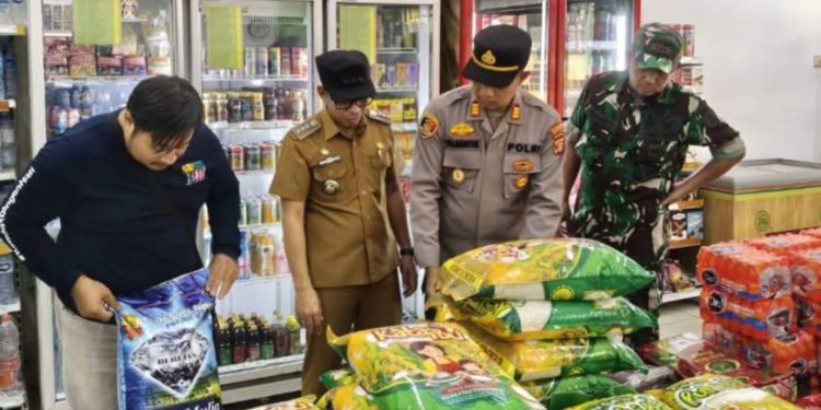 Polsek Loa Janan bersama unsur Muspika melakukan pengecekan harga dan kualitas bahan pokok
