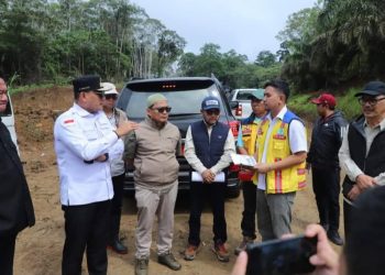 Wagub Kaltim Seno Aji meninjau langsung ruas jalan Tering - Ujoh Bilang saat Safari Ramadan, Minggu (15/3/2026)