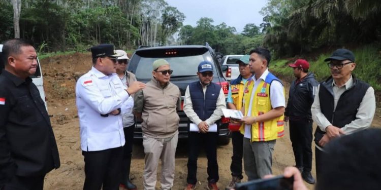 Wagub Kaltim Seno Aji meninjau langsung ruas jalan Tering - Ujoh Bilang saat Safari Ramadan, Minggu (15/3/2026)