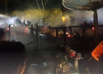 Kebakaran melanda barak karyawan Lestari Mine milik PT Rea Kaltim di RT 07, Desa Long Beleh Modang, Kecamatan Kembang Janggut, Kutai Kartanegara