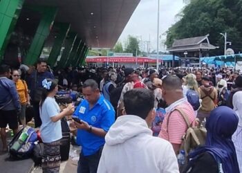 Ribuan pemudik tiba menggunakan armada kapal milik PT Pelayaran Nasional Indonesia (Pelni) di Pelabuhan Semayang.