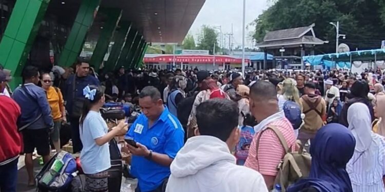 Ribuan pemudik tiba menggunakan armada kapal milik PT Pelayaran Nasional Indonesia (Pelni) di Pelabuhan Semayang.
