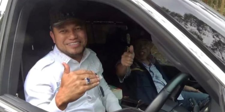 Gubernur Kaltim Rudy Mas'ud saat menyetir mobil Lexus KT 1 milik pribadinya dengan mengajak Menhut Raja Juli Antoni dan Kepala OIKN Basuki Hadimuldjono saat kunjungan ke IKN, Sabtu (28/2/2026) (dok: katakaltim)