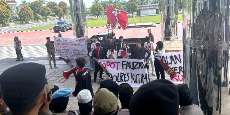 Puluhan mahasiswa yang tergabung dalam Gerakan Mahasiswa Nasional Indonesia (GMNI) Cabang Kutai Timur menggelar aksi di Kantor DPRD Kutai Timur, Rabu (4/3/2026).
