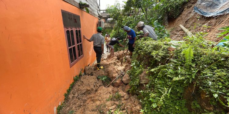 Hujan deras yang mengguyur Kota Bontang menyebabkan tebing longsor di Jalan Pendidikan RT 03 Nomor 04, Kelurahan Kanaan, Kecamatan Bontang Barat