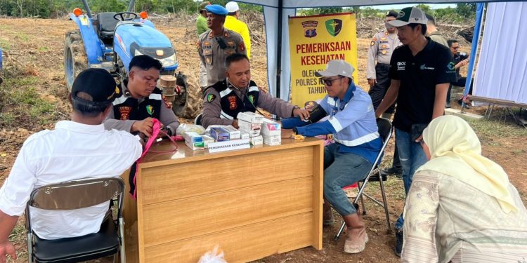 Seksi Kedokteran dan Kesehatan (Sidokkes) Polres Kutim memberikan layanan pemeriksaan kesehatan gratis bagi petani jagung di Desa Sepaso Induk, Kecamatan Bengalon