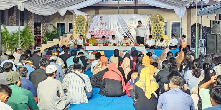Pengurus Majelis Pimpinan Cabang (MPC) Pemuda Pancasila Kota Bontang menggelar kegiatan buka puasa bersama sekaligus membagikan bantuan sembako kepada warga