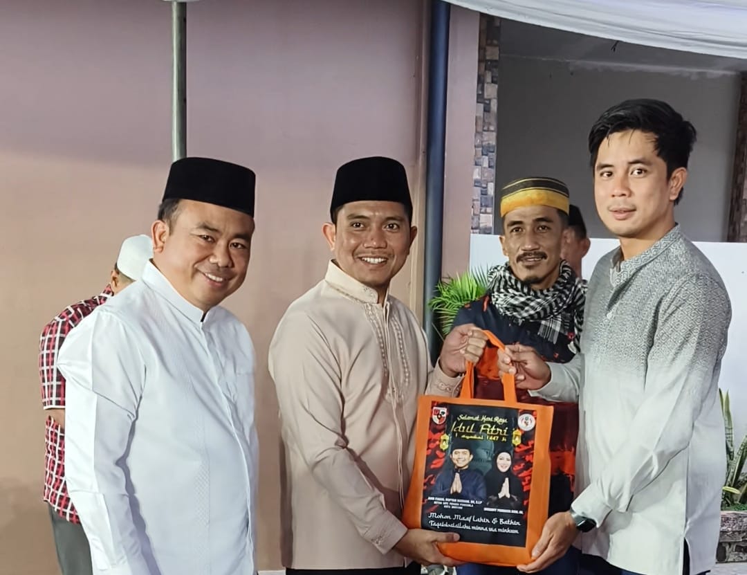 Ketua MPC Pemuda Pancasila Kota Bontang, Andi Faizal Sofyan Hasdam, serahkan secara simbolis Sembako