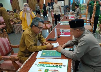 Bupati Kutai Timur, Ardiansyah Sulaiman tunaikan Zakat