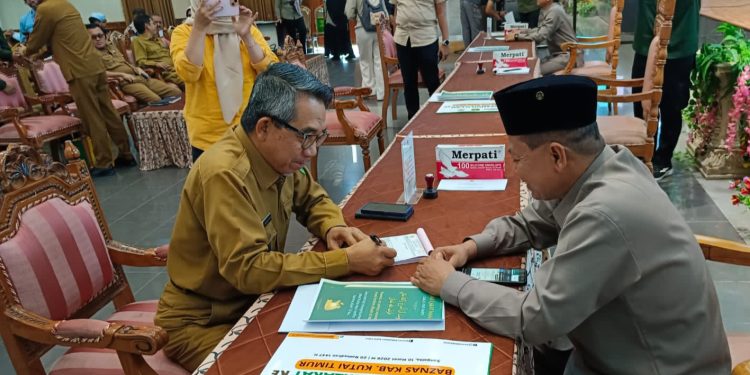 Bupati Kutai Timur, Ardiansyah Sulaiman tunaikan Zakat