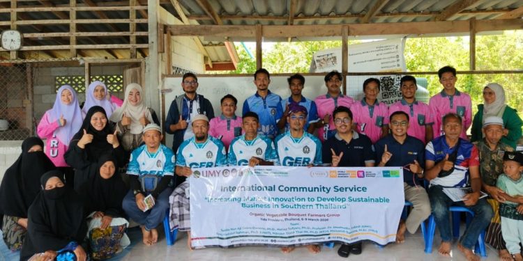 Kolaborasi Dosen UMKT-UMY Berdayakan Petani Sayuran Organik di Thailand Selatan.
