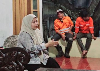 Wakil Ketua DPRD Bontang, Sitti Yara saat diskusi dengan para pekerja lokal