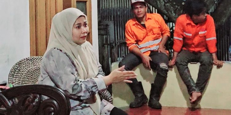 Wakil Ketua DPRD Bontang, Sitti Yara saat diskusi dengan para pekerja lokal