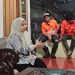 Wakil Ketua DPRD Bontang, Sitti Yara saat diskusi dengan para pekerja lokal