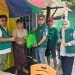 Ketua DPC PKB Bontang, Firman, berserta jajaran pengurus bagikan sembako ke warga